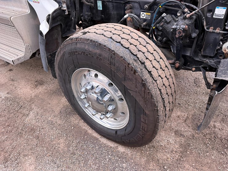 2019-peterbilt-567-image-8