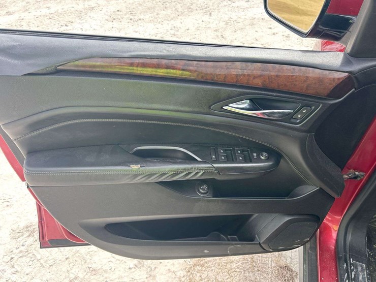 2012-cadillac-srx-image-16