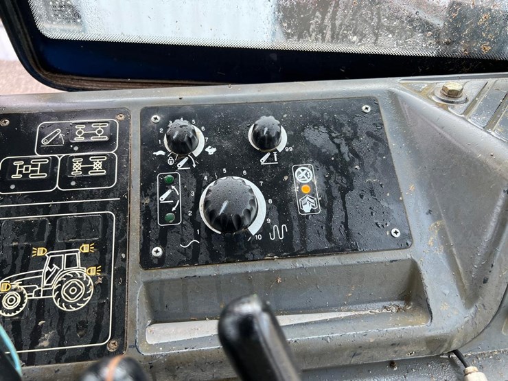 new-holland-tm150-image-33