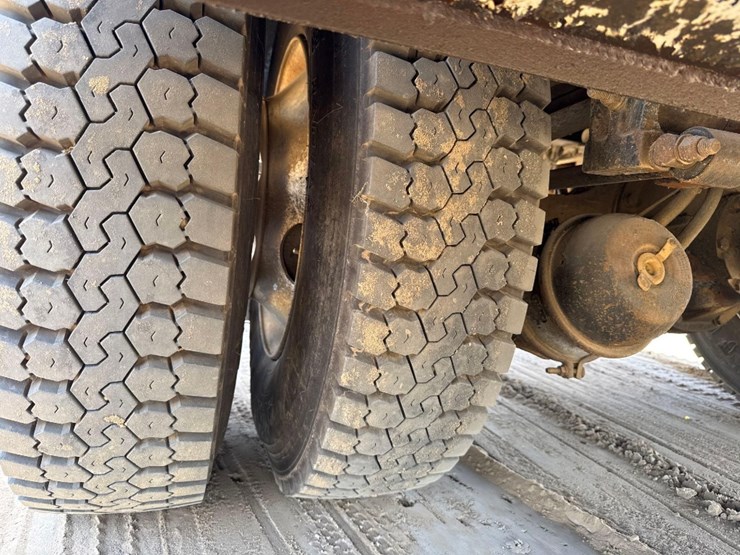 2007-peterbilt-335-image-11