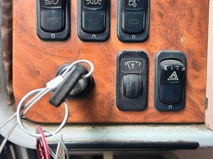 2008-peterbilt-388-image-37