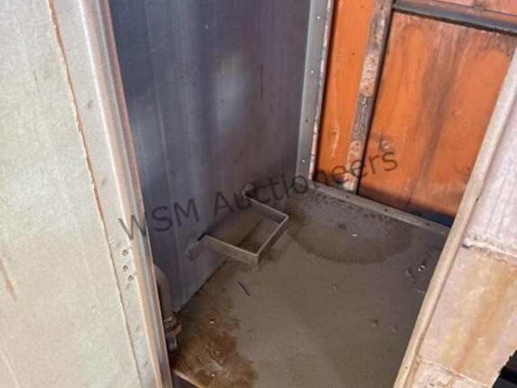 caboose-rail-car-w/-trucks-&-rail-section-image-21