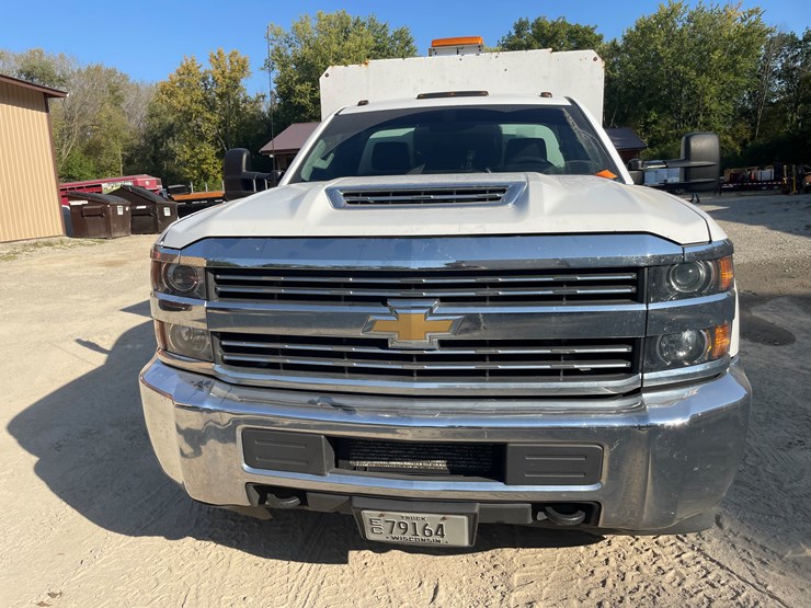 #1007-•-2017-chevy-3500-diesel-utility-truck,-(has-title)-image-2