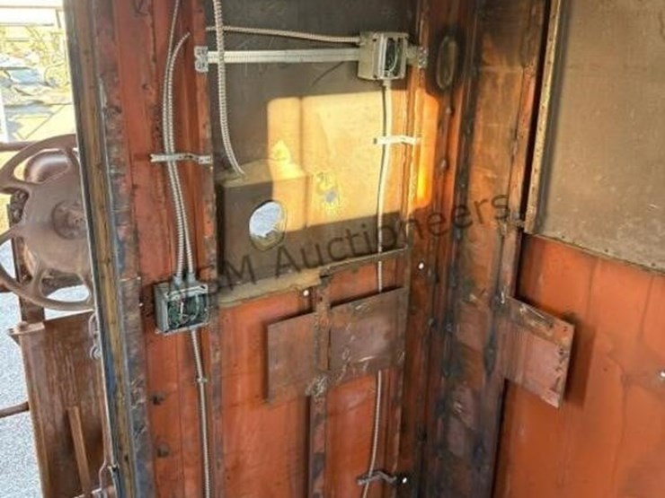 caboose-rail-car-w/-trucks-&-rail-section-image-13