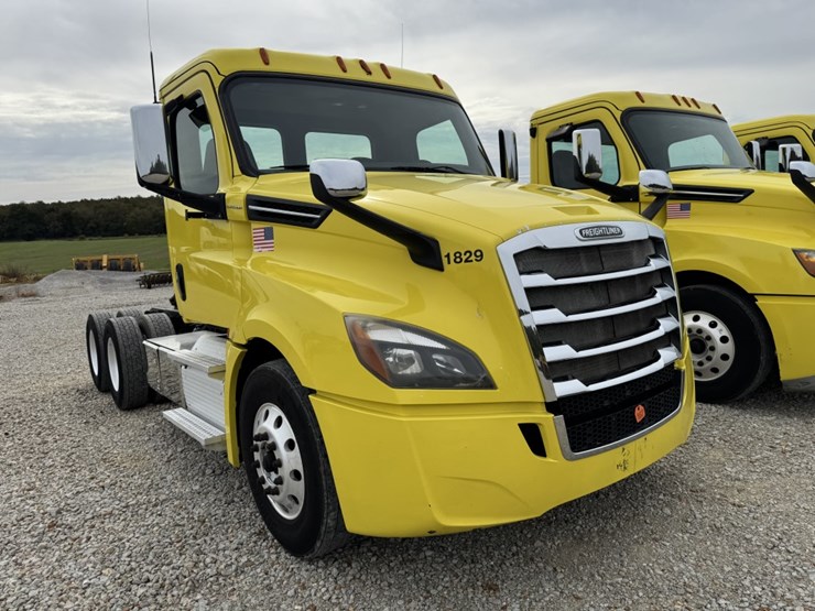 2018-freightliner-cascadia-126-image-3