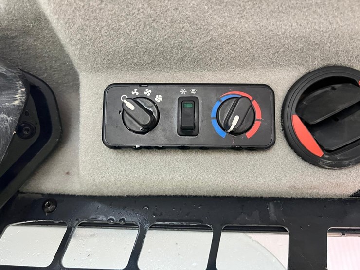 2023-bobcat-t86-image-27