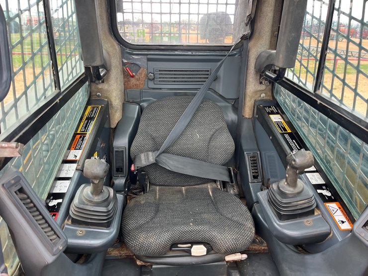 2010-deere-333d-image-13