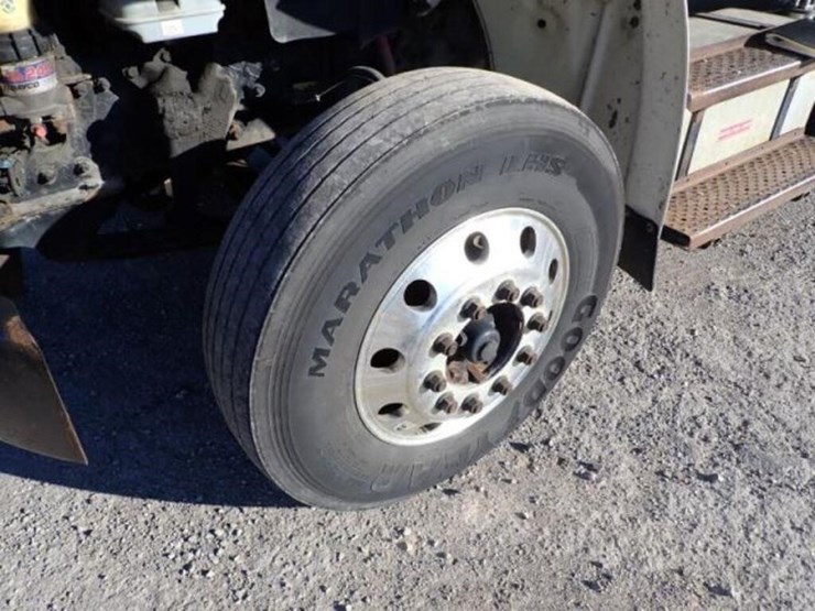 2014-freightliner-business-class-m2-106-image-37