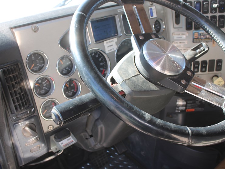 #2045-•-#2045--2013-mack-chu613-semi-tractor-image-45