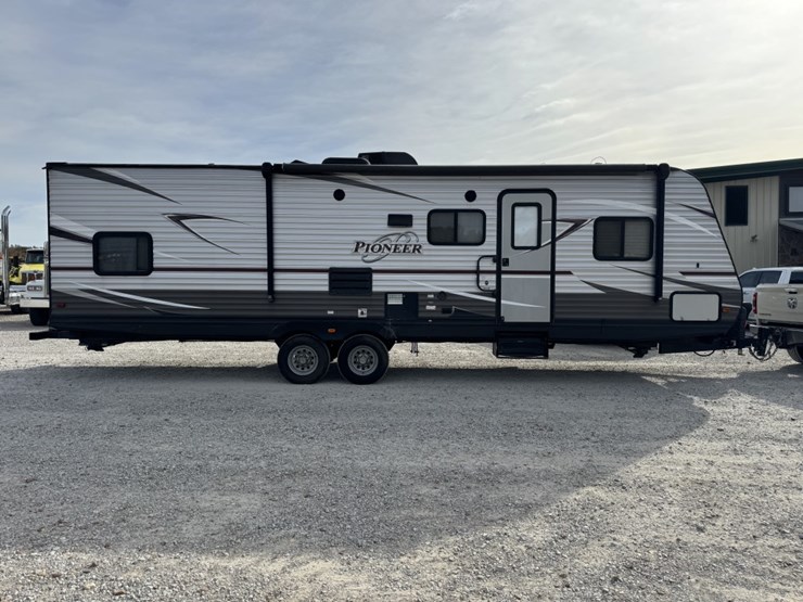 #4621-•-2011-hrv-qb300-pioneer-camper-image-3