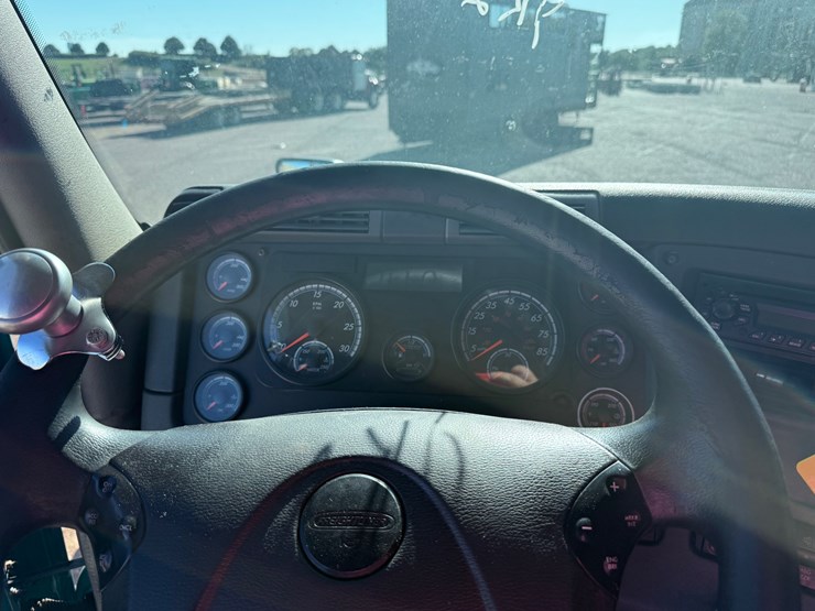 2015-freightliner-cascadia-113-image-49