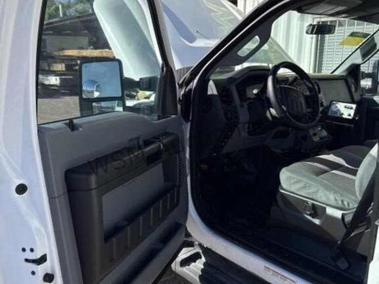 2013-ford-f550-image-26