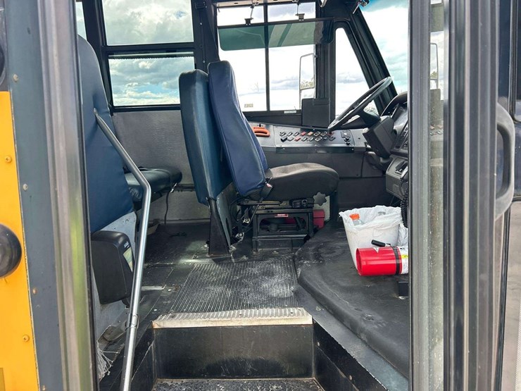 2007-freightliner-b2-image-10