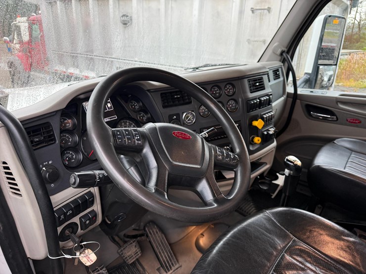 2019-peterbilt-567-image-19
