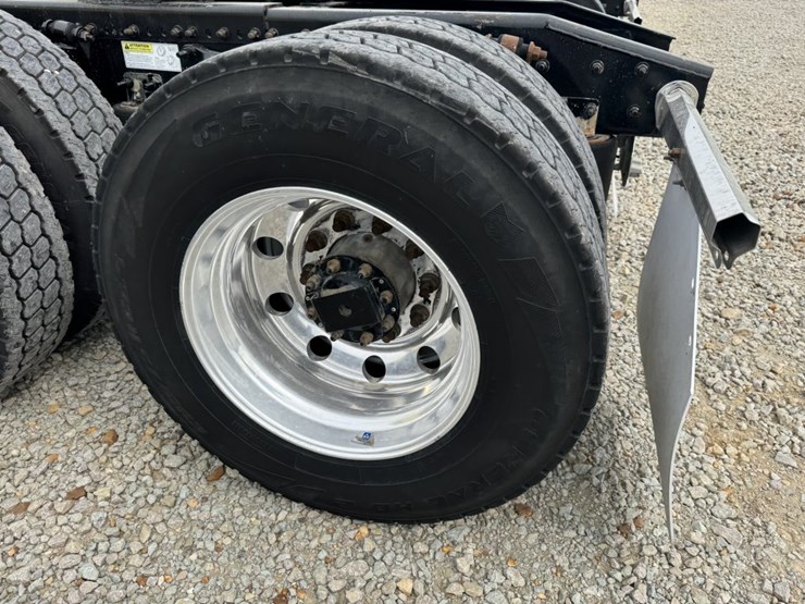 2018-freightliner-cascadia-126-image-7