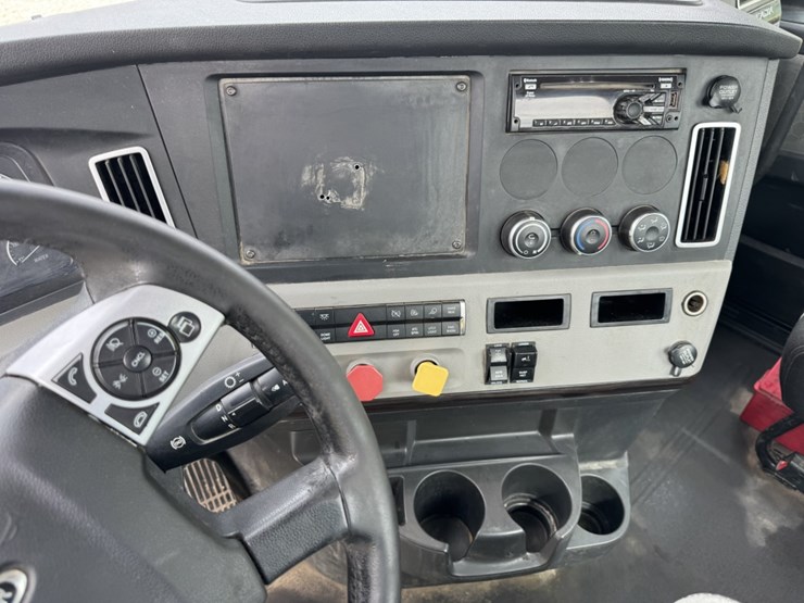 2018-freightliner-cascadia-126-image-9