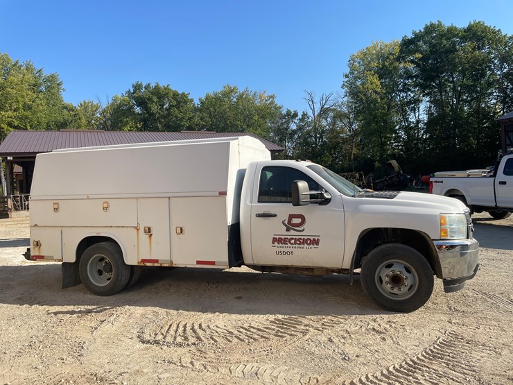 #1008-•-2012-chevy-3500-utility-truck,-(has-title)-image-4