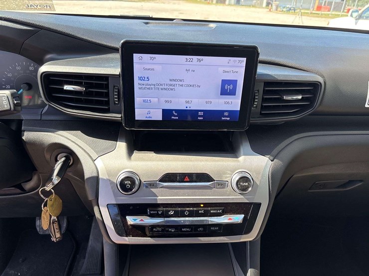 2022-ford-explorer-image-16