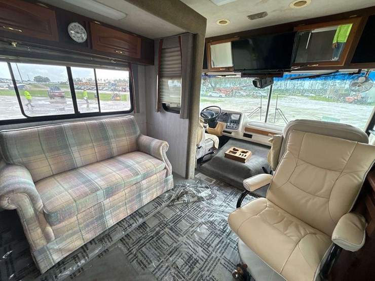 1998-national-rv-tropi-cal-t/a-35ft-class-a-motorhome-image-11