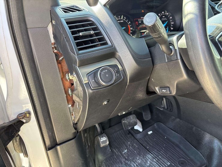 2018-ford-explorer-image-16