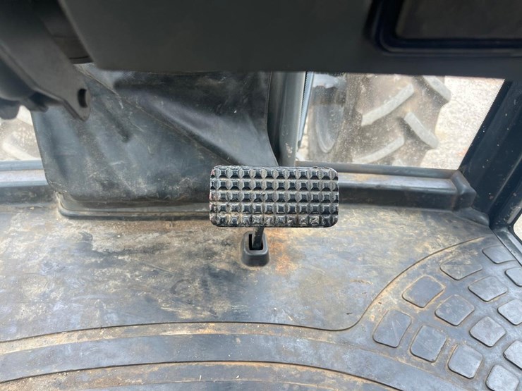 new-holland-tv140-image-31