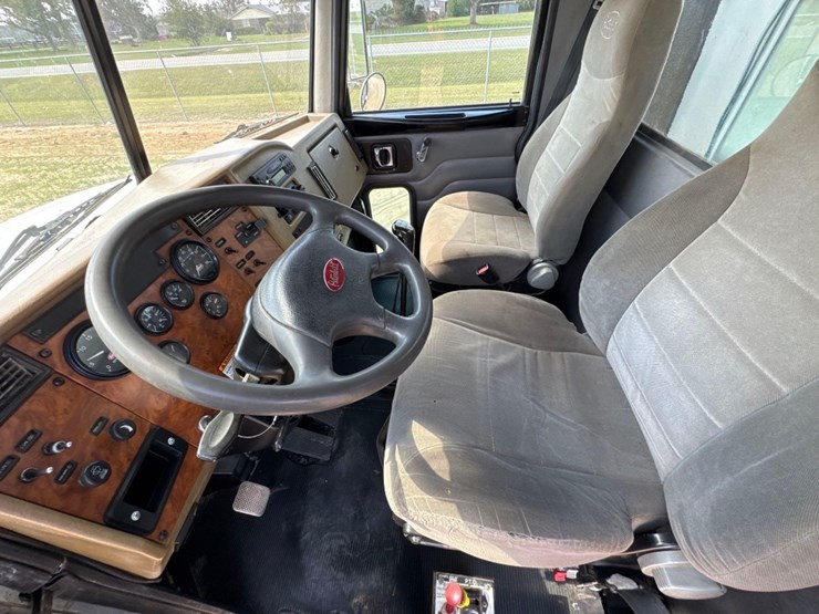 2007-peterbilt-335-image-27