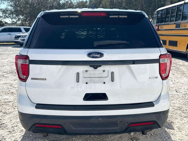 2019-ford-explorer-image-32