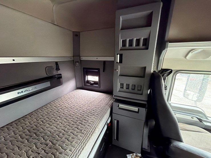 2019-mack-anthem-64t-image-30