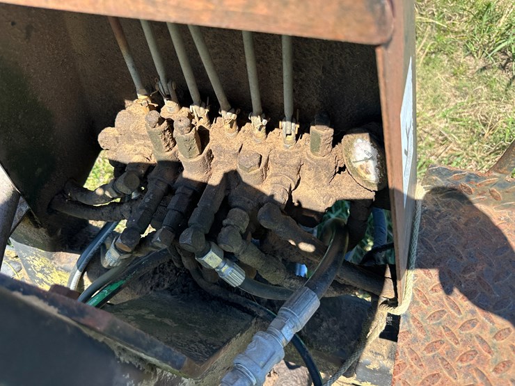 #32227-•-kelley-mfg-b70-backhoe-attachment-image-23