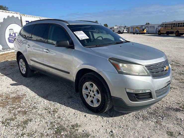 2017-chevrolet-traverse-ls-image-2