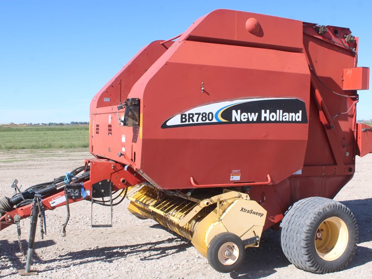 new-holland-br780-image-35