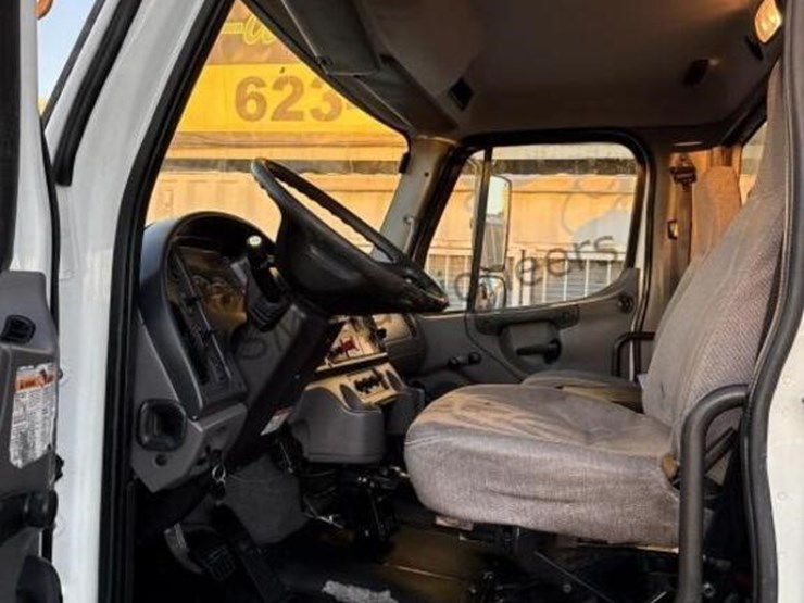 2012-freightliner-m2-106-image-56