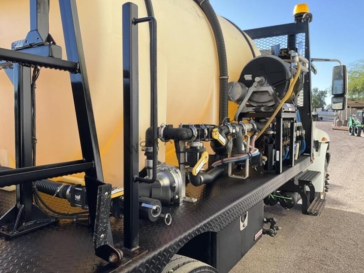 2014-international-4300lp-spray-truck-image-15