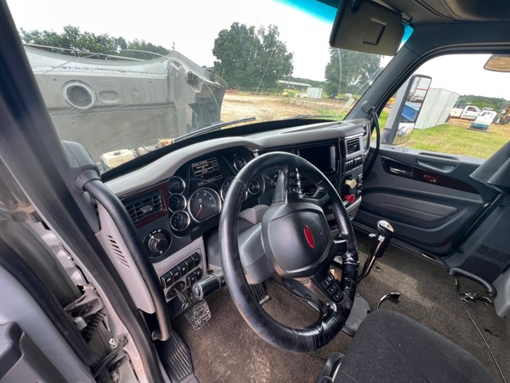 2014-peterbilt-579-image-12