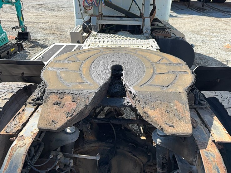 2014-peterbilt-330-image-6