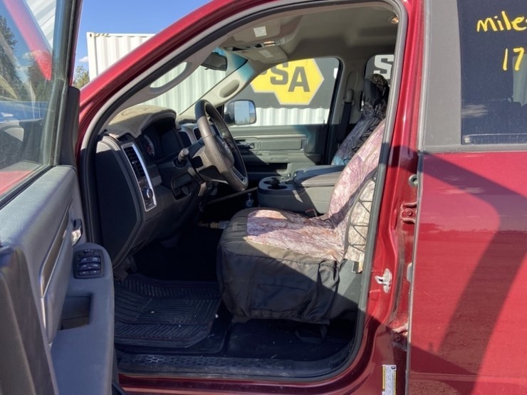 2015-dodge-ram-crew-cab-4wd-pickup-image-11