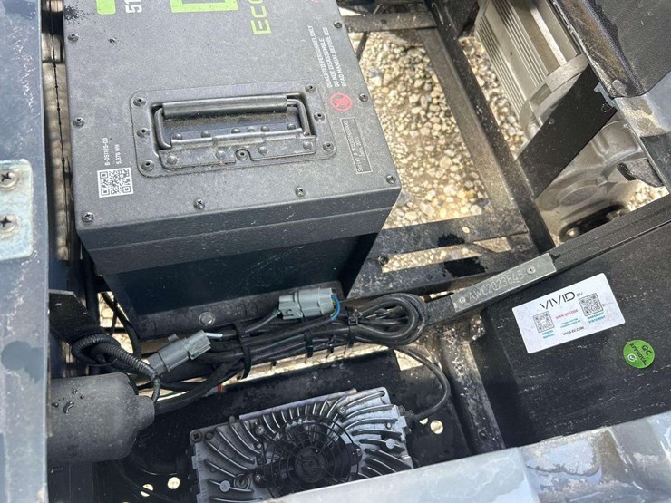 2023-vivid-ev-electric-cart-image-7