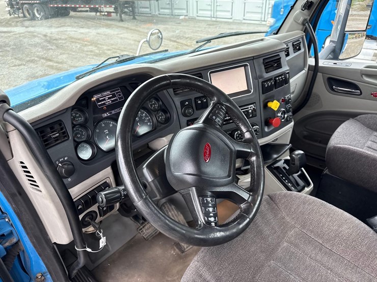 2018-peterbilt-579-image-9