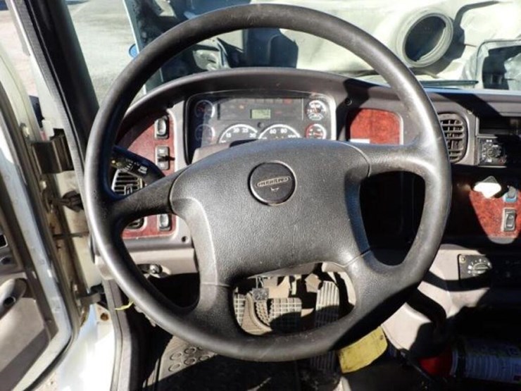 2014-freightliner-business-class-m2-106-image-16