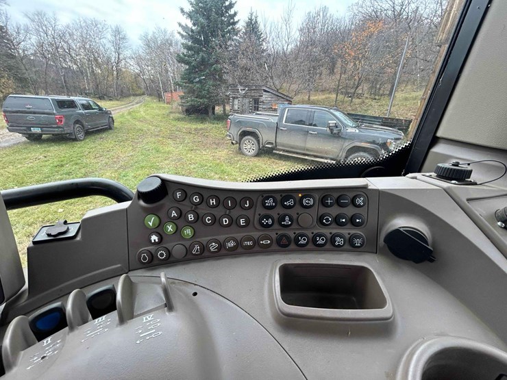 2013-john-deere-6150r-image-38