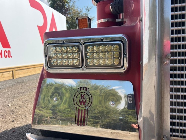 kenworth-t/a-day-cab-road-tractor-image-12