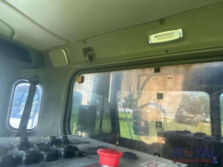 2015-peterbilt-320-image-16