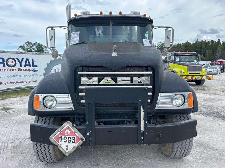 2004-mack-cv713-granite-fuel-and-lube-truck-image-21