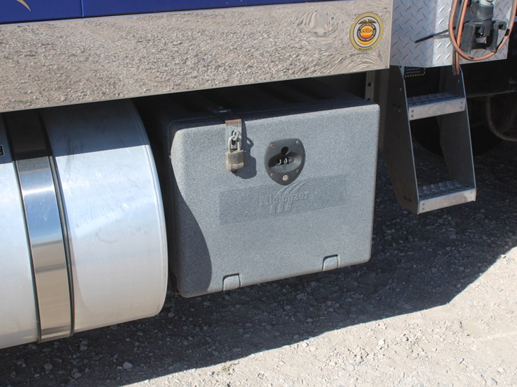 #2045-•-#2045--2013-mack-chu613-semi-tractor-image-16