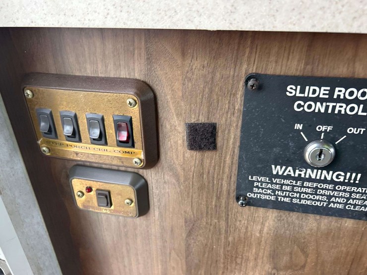 1998-national-rv-tropi-cal-t/a-35ft-class-a-motorhome-image-13