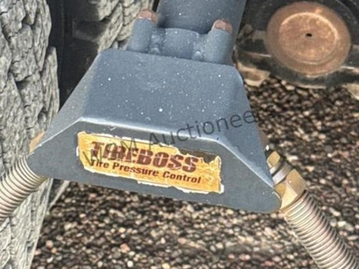 2012-freightliner-m2-106-image-12