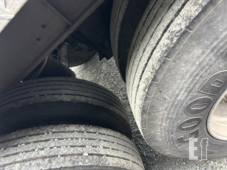 2002-vantage-39-ft-image-7