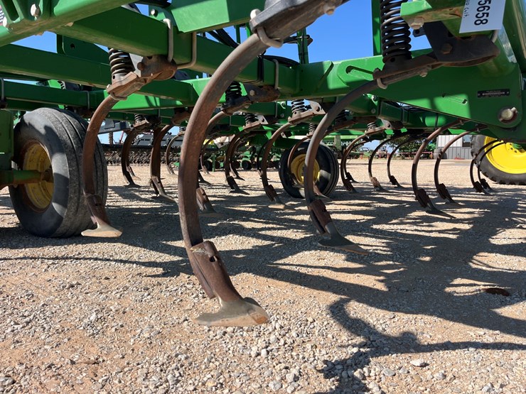 2013-john-deere-2210-image-9