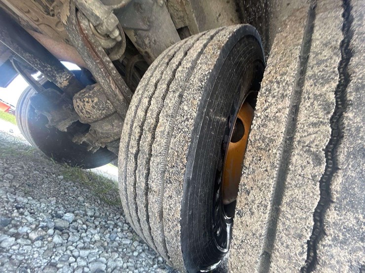 2009-freightliner-b2-image-19