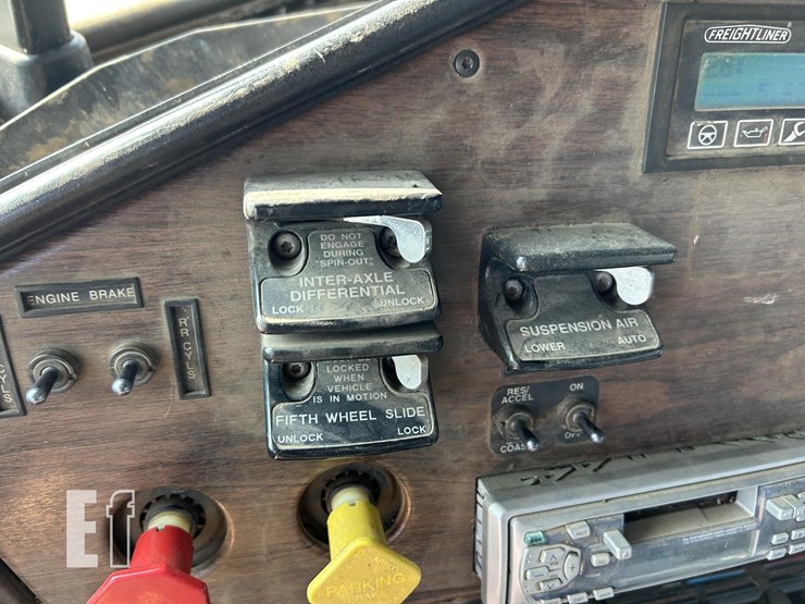 1995-freightliner-fld112-image-44